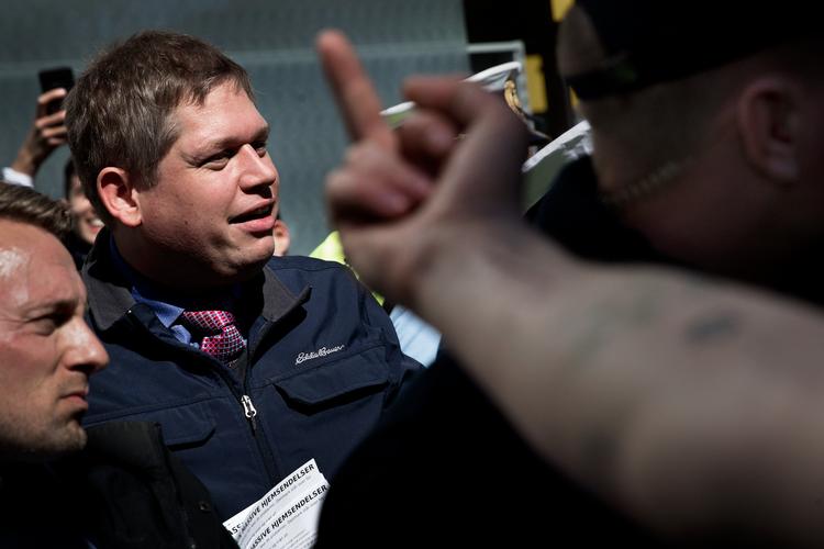 Når Rasmus Paludan provokerer, bliver moddemonstranterne hans nødvendige hjælpere. Foto: Jacob Ehrbahn