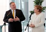 Angela Merkel modtog i går den amerikanske udenrigsminister Mike Pompeo i Berlin, hvor de ingen tid ville spilde i tre kvarters samtale om bl.a.  Iran, Syrien og Nord Stream 2. Foto: Fabrizio Bensch/Ritzau Scanpix