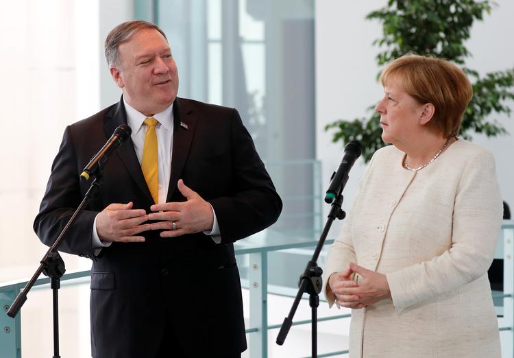 Angela Merkel modtog i går den amerikanske udenrigsminister Mike Pompeo i Berlin, hvor de ingen tid ville spilde i tre kvarters samtale om bl.a.  Iran, Syrien og Nord Stream 2. Foto: Fabrizio Bensch/Ritzau Scanpix