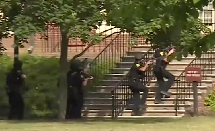 Bevæbnede betjente trænger ind i bygningen, hvor der bliver skudt.  Foto: Stringer/Ritzau Scanpix