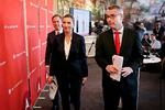 Henrik Sass Larsen (t.h.) spillede blot en birolle, da han sammen med Mette Frederiksen og Nicolai Wammen fremlagde en revideret økonomisk plan for partiet. Foto: Jens Dresling/POLFOTO