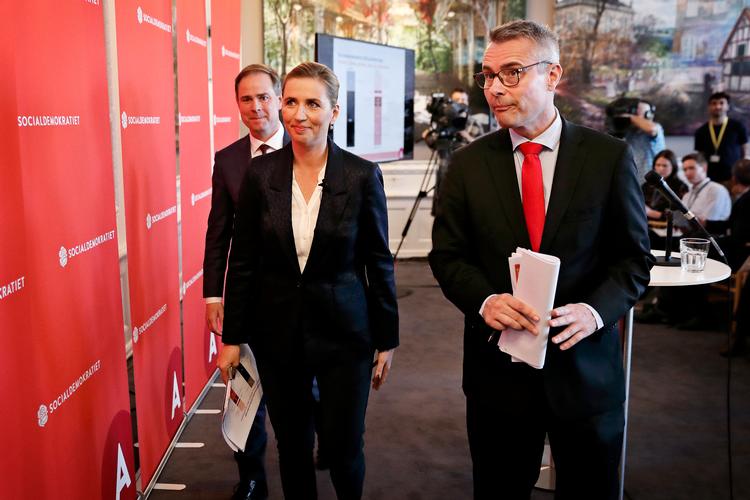 Henrik Sass Larsen (t.h.) spillede blot en birolle, da han sammen med Mette Frederiksen og Nicolai Wammen fremlagde en revideret økonomisk plan for partiet. Foto: Jens Dresling/POLFOTO