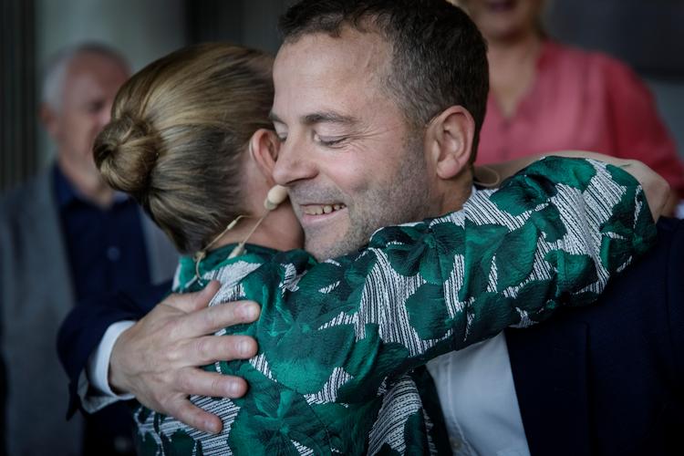 
Socialdemokratiets formand, Mette Frederiksen, og de radikales formand, Morten Østergaard, krammer ved partilederdebatten i Aalborg i onsdags. 
Men i debatten blev der også sat spørgsmålstegn ved de to lederes samarbejdsevne.   Foto: Mads Nissen/POLFOTO