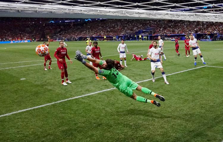 
   Målmand Alisson skiftede inden denne sæson fra Roma i Italien for ca. 600 millioner kroner. Lørdag var han en udslagsgivnede faktor i den engelske klubs 6. triumf på 1. klasse.  Foto: Pool/Ritzau Scanpix