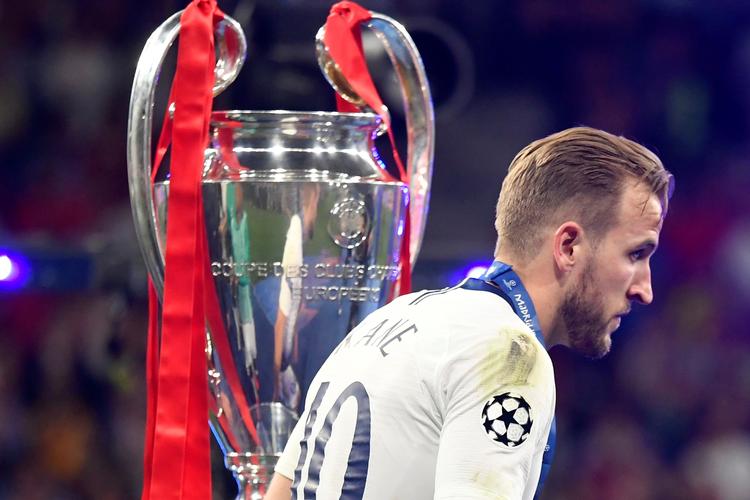 Harry Kane må konstatere, at det ikke er i år, han får fat i 'pokalen med de store ører'. Foto: Toby Melville/Ritzau Scanpix