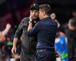Mauricio Pochettino siger tak for kampen til Liverpools manager, Jürgen Klopp.
   Foto: Toby Melville/Ritzau Scanpix