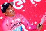 Richard Carapaz har efterhånden vænnet sig til hyldestseancerne efter Giro d'Italia-etaperne, men i eftermiddag bliver han sandsynligvis hovedpersonen i den største af dem alle, når den italienske rundtur slutter i Verona. Foto: Luk Benies/Ritzau Scanpix