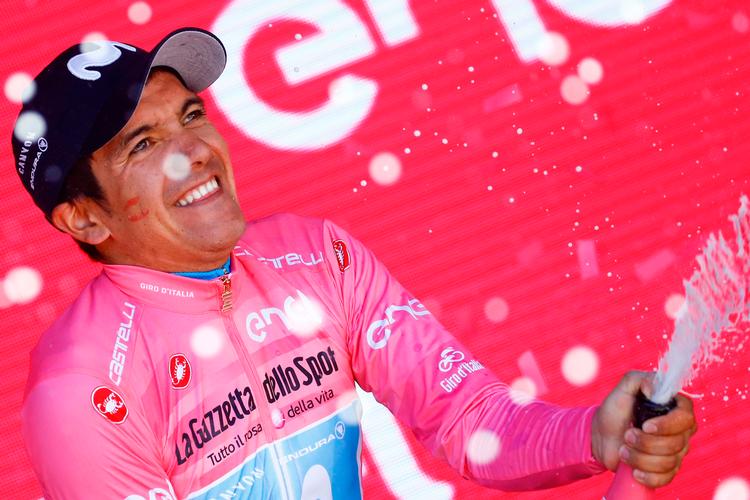 Richard Carapaz har efterhånden vænnet sig til hyldestseancerne efter Giro d'Italia-etaperne, men i eftermiddag bliver han sandsynligvis hovedpersonen i den største af dem alle, når den italienske rundtur slutter i Verona. Foto: Luk Benies/Ritzau Scanpix