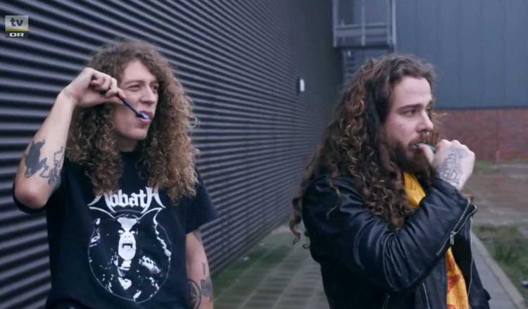 Selv om man er dødsmetalmusiker med ambitioner om at erobre Europa, skal man huske at få pudset gebisset.  Foto: DR 3
