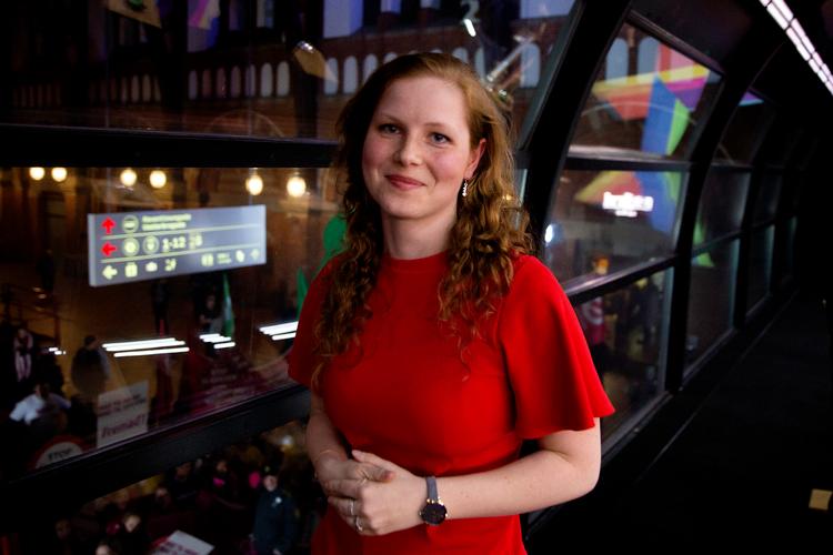 ’Vikaren fra himlen’ i skikkelse af Isabella Arendt trådte i sin mindeværdige røde kjole ind i en tv-debat for Kristendemokraternes formand, Stig Grenov. Foto: Finn Frandsen/Ritzau Scanpix