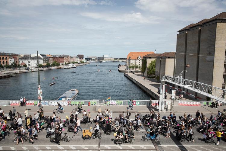 Tre dage før folketingsvalget demonstrerer forældre og pædagoger endnu engang for minimumsnormeringer i daginstitutioner.  Foto: Jens Hartmann Schmidt/POLFOTO