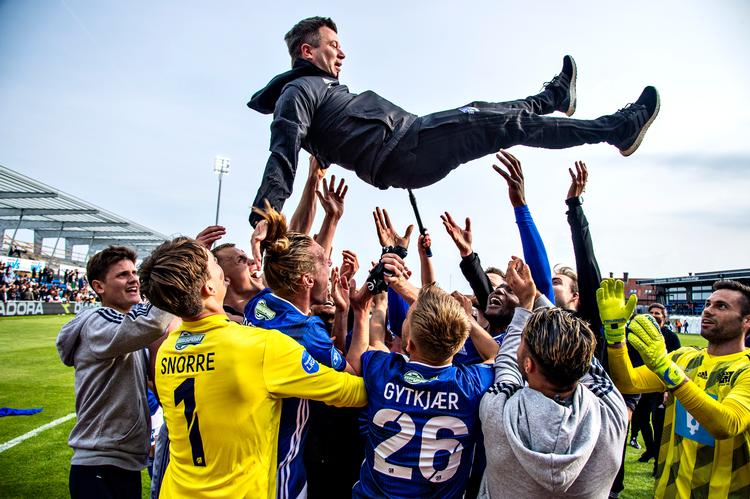 
Lyngbys oprykning blev fejret med lufttur til Christian Nielsen, der afløste den fyrede Mark Strudal. Foto: Henning Bagger/Ritzau Scanpix