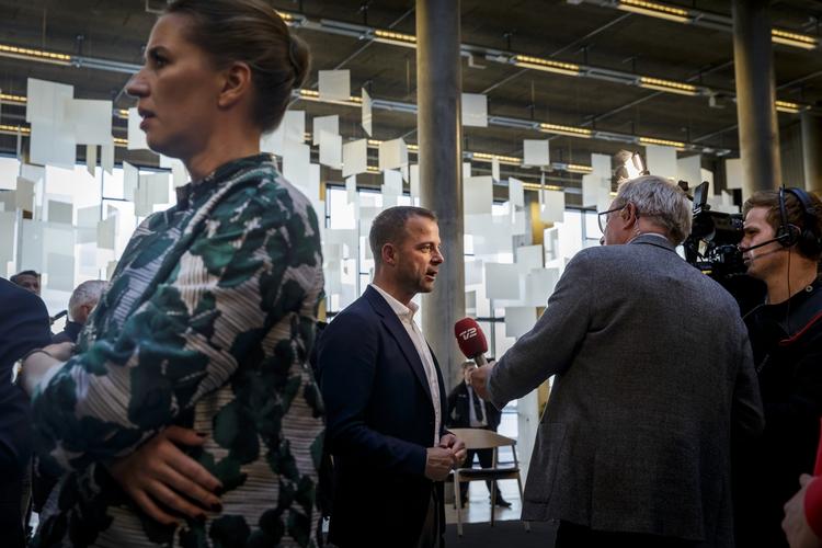 Hvis det går som meningsmålingerne viser, vil Socialdemokratiets formand Mette Frederiksen kunne se frem til mange armlægninger med De Radikales formand Morten Østergaard. Foto: Mads Nissen/POLFOTO