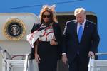 Den amerikanske præsident, Donald Trump og førstedame,  Melania Trump, forlader Air Force One i London Stansted Airport. Allerede inden præsidenten var landet i England, fyrede han en bredside af mod Londons borgmester på Twitter.  Foto: Isabel Infantes/Ritzau Scanpix