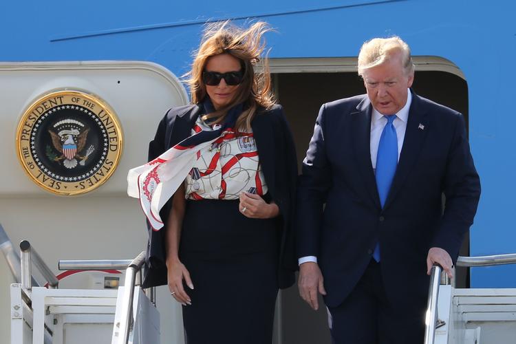 Den amerikanske præsident, Donald Trump og førstedame,  Melania Trump, forlader Air Force One i London Stansted Airport. Allerede inden præsidenten var landet i England, fyrede han en bredside af mod Londons borgmester på Twitter.  Foto: Isabel Infantes/Ritzau Scanpix