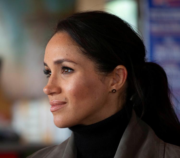 Meghan Markle og Prins Harry valgte i 2020 at forlade det britiske kongehus og flytte til USA. Det betød også et farvel til apanagen, og derfor skal de to nu tjene penge på andre måder. For eksempel har de lavet en aftale med Netflix, og nu udgiver Meghan Markle også en børnebog.  Foto: Pool/Ritzau Scanpix