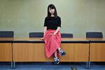 Yumi Ishikawa er kvinden, der står bag bevægelsen #KuToo, der vil forbyde virksomheder i at lave regler om, at kvinder skal have høje hæle på.  Foto: Charly Triballeau/Ritzau Scanpix