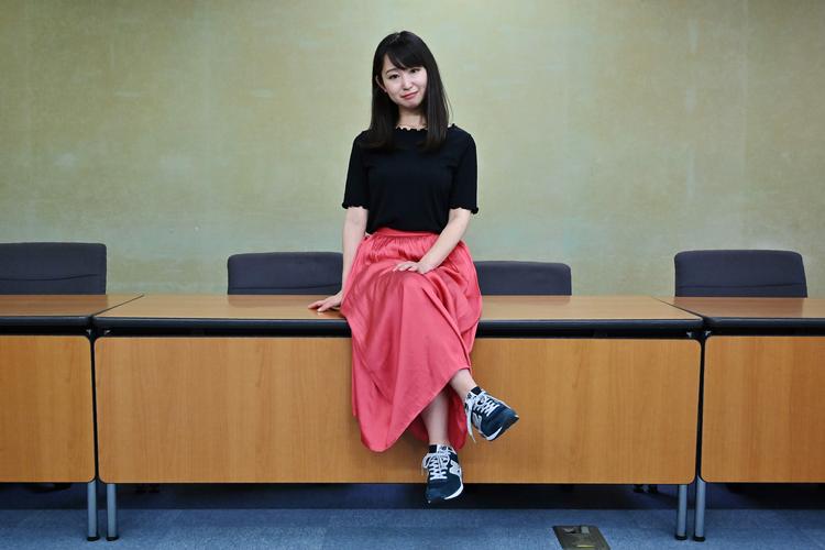 Yumi Ishikawa er kvinden, der står bag bevægelsen #KuToo, der vil forbyde virksomheder i at lave regler om, at kvinder skal have høje hæle på.  Foto: Charly Triballeau/Ritzau Scanpix