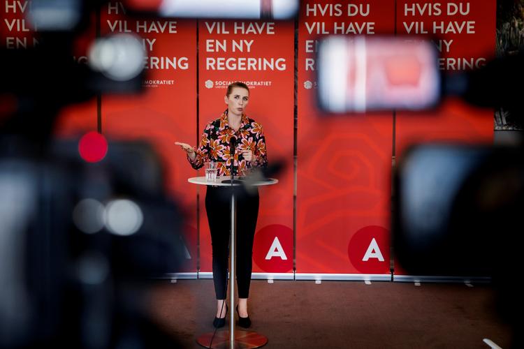 Socialdemokratiets formand Mette Frederiksen fremlagde i går sit bud på et kommende regeringsgrundlag fra partiets gruppeværelse på Christiansborg. Foto: Mads Nissen/POLFOTO