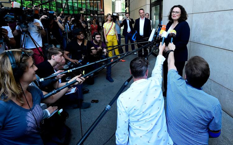 
    På vej ud talte Andrea Nahles til medierne i Berlin i går. SPD-formanden forlader alle sine poster i tysk politik i dyb skuffelse over manglende opbakning til hendes person. Foto: Tobias Schwarz/Ritzau Scanpix