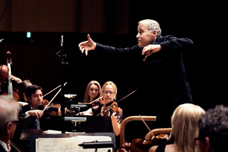 Dirigenten Adam Fischer bruger Danmarisk Underholdningsorkester til at eksperimentere med musikken. Nu kan man høre deres bud på Beethoven. Foto: Nikolaj Lund