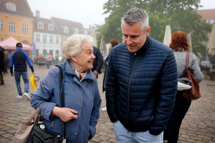 Helt usynlig har Socialdemokratiets Henrik Sass Larsen ikke været. Politiken mødte i hvert fald S-gruppeformanden på torvet i Køge lørdag 18. maj.   Foto: Jens Dresling/POLFOTO