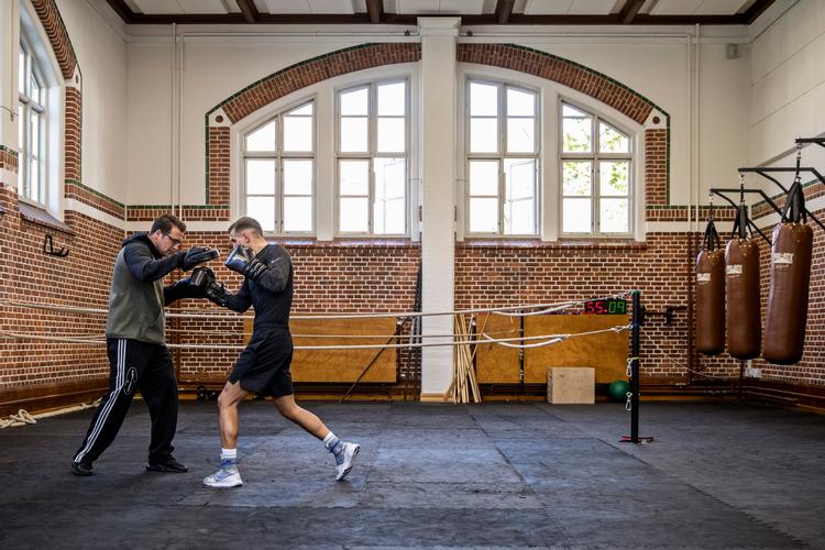 20-årige Victor Ramon på 1,78 meter (til højre) er i gang med handsketræningen sammen med Thomas Poulsen. Victor får sin debut 15. juni i Randers-Hallen. Foto: Mikkel Berg Pedersen/FREELANCE