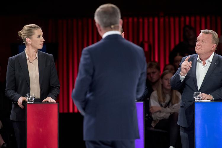 
    Mette Frederiksen og Lars Løkke Rasmussen under partilederrunden Demokratiets Aften hos Danmarks Radio i DR Byen i København.
   Foto: Mads Claus Rasmussen/Ritzau Scanpix