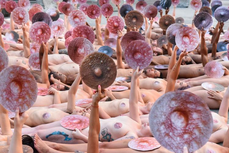Spencer Tunick har siden 1990'erne skabt fotokunst med billeder af nøgne mennesker, men oplever censurreglerne på de sociale medier som en spændetrøje for sit arbejde og deltog søndag i en protest. Foto: Stephanie Keith/Ritzau Scanpix