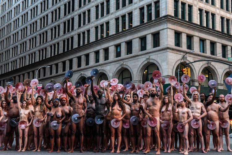 2. juni var en gruppe demonstranter stået tidligt op for at blive foreviget i deres protest over Instagrams og Facebooks censur af nøgenhed i kunstfotos.  Foto: Stephanie Keith/Ritzau Scanpix