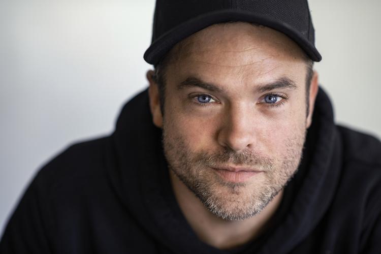 Silas Holst medvirker i dette års udgave af Vild med dans på TV2. Han skal danse med skuespiller Jakob Fauerby. Det er første gang i programmets danske historie, at to personer af samme køn skal danse sammen.   Foto: Henning Hjorth