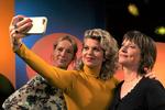 Både Iben Hjejle og Andrea Hejlskov (th.) stillede op til selfie med Sara Bro i hendes program om, hvad vi siger ja og nej til.  Foto: Mark Pallisgaard Hansen/DR