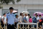 på 30-årsdagen for massakren på Den Himmelske Freds Plads i Beijing anholder de kinesiske myndigheder aktivister, strammer censuren og fordømmer alle krav om at få belyst massakren.
 
   Foto: Thomas Peter/Ritzau Scanpix