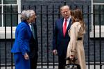 Storbritanniens premierminister, Theresa May og hendes mand,  Philip May, hilser på præsident Donald Trump og førstedame  Melania Trump udenfor 10 Downing Street tirsdag.  Foto: Niklas Halle'n/Ritzau Scanpix