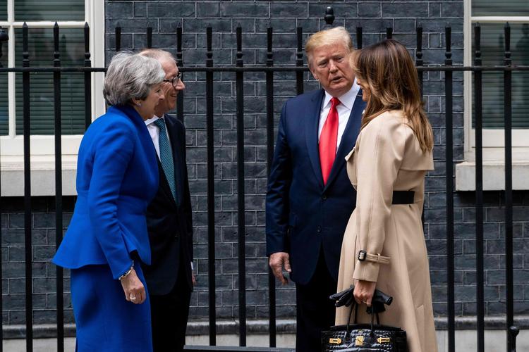 Storbritanniens premierminister, Theresa May og hendes mand,  Philip May, hilser på præsident Donald Trump og førstedame  Melania Trump udenfor 10 Downing Street tirsdag.  Foto: Niklas Halle'n/Ritzau Scanpix