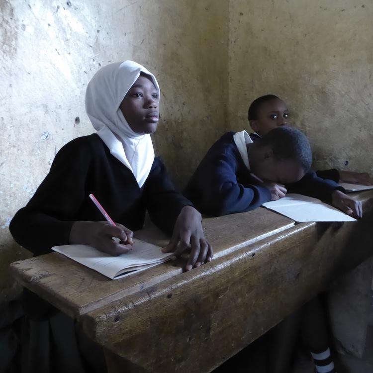 Fuldstændig ro og koncentration ved skolepulten i byen Arusha i nord. Foto: Jørgen Baungaard Hansen