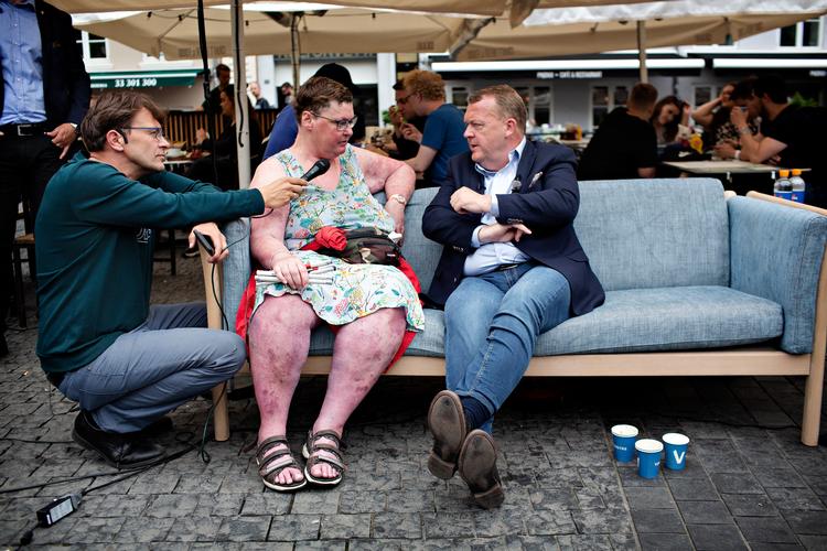 Statsminister Lars Løkke Rasmussen (V) mødte efter sin opsigtsvækkende udmelding vælgere i en sofa på Kultorvet i København. Foto: Martin Lehmann/POLFOTO