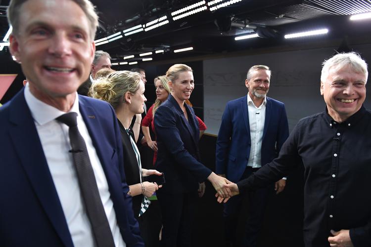 
    Kristian Thulesen Dahl, Mette Frederiksen og Uffe Elbæk efter 'Det sidste ord' Partilederdebat i TV 2s studie på Københavns Hovedbanegård Foto: Mads Claus Rasmussen/Ritzau Scanpix