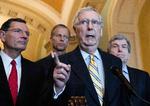 Den republikanske leder i Senatet, Mitch McConnell, flankeres her af  Wyomings senator John Barrasso (tv), South Dakotas senator John Thune (nr to fra venstre) og Missouris senator, Roy Blunt (h). Foto: Nicholas Kamm/Ritzau Scanpix