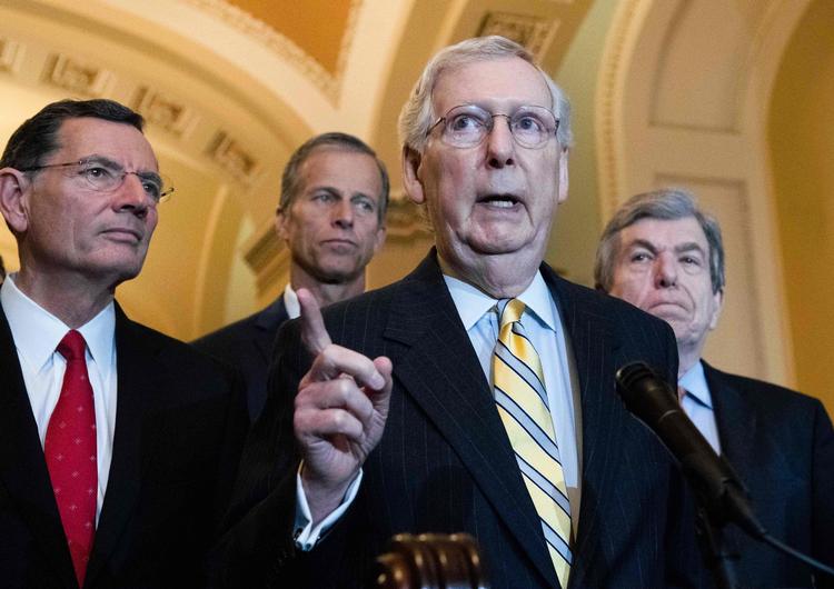 Den republikanske leder i Senatet, Mitch McConnell, flankeres her af  Wyomings senator John Barrasso (tv), South Dakotas senator John Thune (nr to fra venstre) og Missouris senator, Roy Blunt (h). Foto: Nicholas Kamm/Ritzau Scanpix