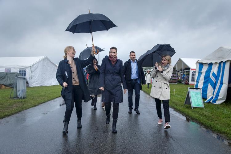 
Socialdemokratiets formand Mette Frederiksen besøger i hård vind og regn Sindal Marked i Nordjylland som led i valgkampen 2019. 
   Foto: Mads Nissen/POLFOTO