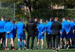 Efter at cheftræner Christian Lønstrup havde rettet en mistanke om matchfixing mod sine spillere, blev han suspenderet i FC Roskilde, der til de efterfølgende træninger stod tæt sammen. Foto: Lars Poulsen/POLFOTO
