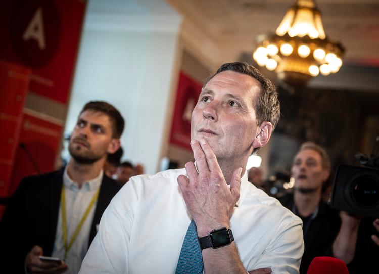 Nick Hækkerup (S) følger valget i Fællessalen på Christiansborg med sine partikammerater. Foto: Liselotte Sabroe/Ritzau Scanpix