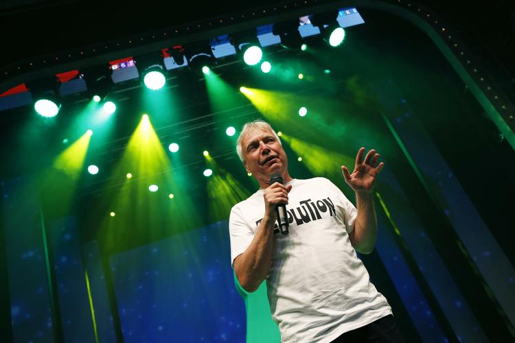 
    Uffe Elbæk taler under valgfesten hos Alternativet i Cirkusbygningen i København. Foto: Finn Frandsen