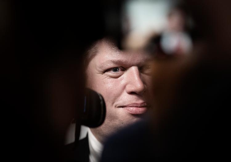 
STran Kurs-lederen Rasmus Paludan ankommer til valgfesten hos Stram Kurs på Christiansborg i København, som han må forlade igen på grund af utilstrækkelig tilslutning.
 Foto: Liselotte Sabroe/Ritzau Scanpix