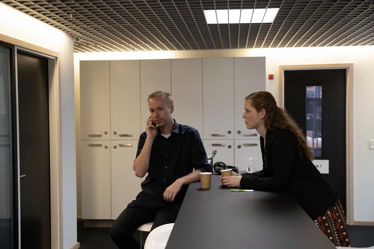 Fungerende partiformand, Isabella Arendt, sammen med en pressemedarbejder. Foto: Peter Hove Olesen/POLFOTO