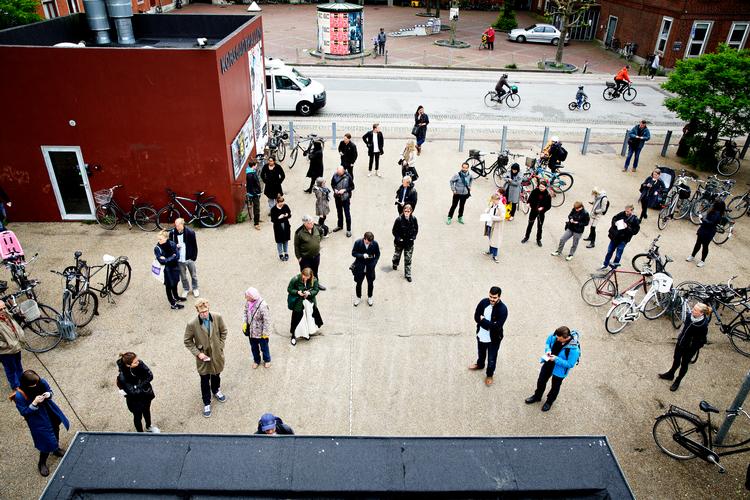Vælgerne på Indre Nørrebro stemmer i høj grad på den yderste venstrefløj, viser valgtallene. De havde i går stemmested i Korsgadehallen. Foto: Lasse Kofod/POLFOTO