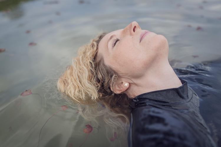 I Dy Plambecks roman 'Til min søster' er sproget kontant, og sexscenerne popper op uden filende violiner og dølgende parfumer.   Foto: Miriam Dalsgaard