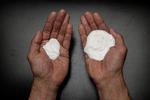  I højre hånd er 40 gram solcreme. Det er den mængde solcreme, voksne anbefales at bruge af myndighederne. I venstre hånd er der 12 gram solcreme. Det er en typisk håndfuld, som folk hældte op, når de blev bedt om at tage ’en håndfuld’ på. 
 Foto: Peter Hove Olesen/POLFOTO