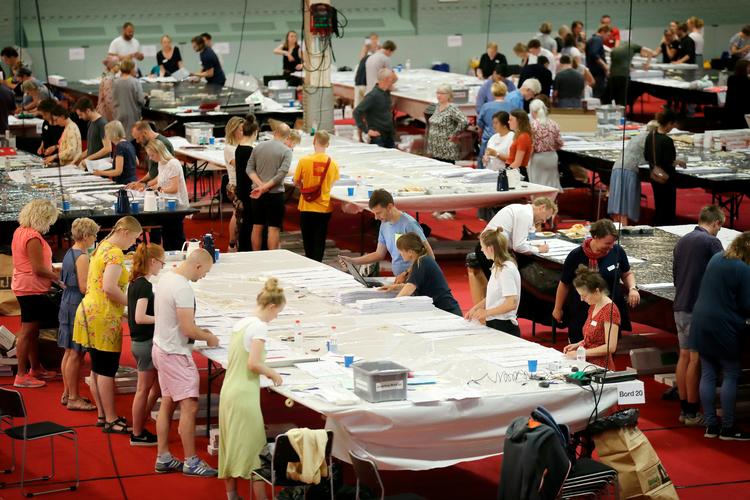 Klokken fire torsdag morgen blev samtlige stemmer afgivet i Københavns Kommune læsset af i Svanemøllehallen, hvor knapt 600 mennesker få timer senere tog fat på fintællingen.
   Foto: Jens Dresling/POLFOTO